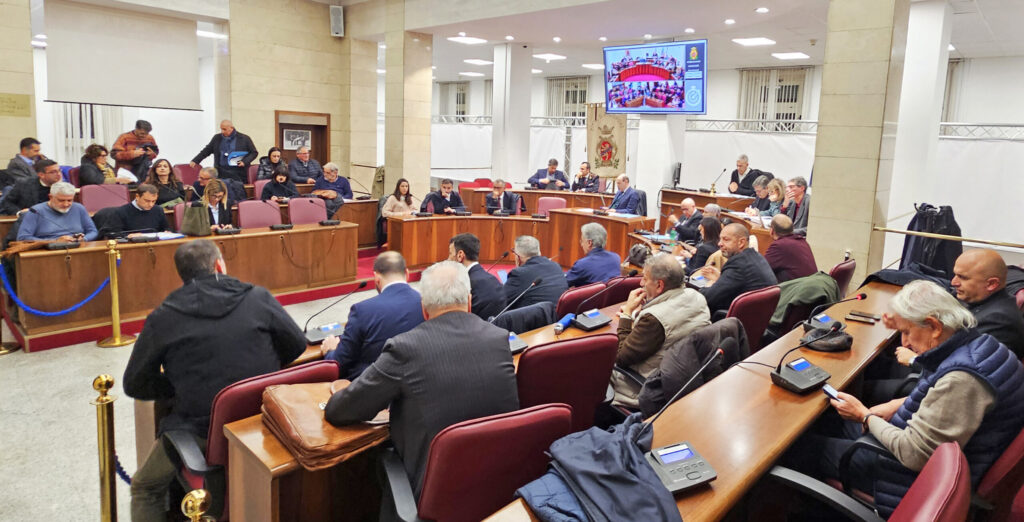 Frosinone – Scintille in Consiglio e fuochi d’artificio sul futuro