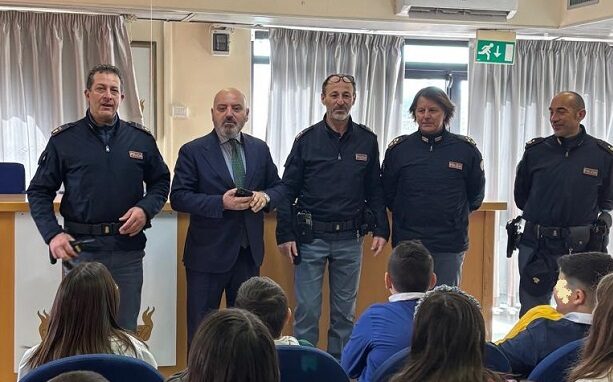 Frosinone, a scuola di legalità con la polizia: piccoli studenti a lezione in Questura