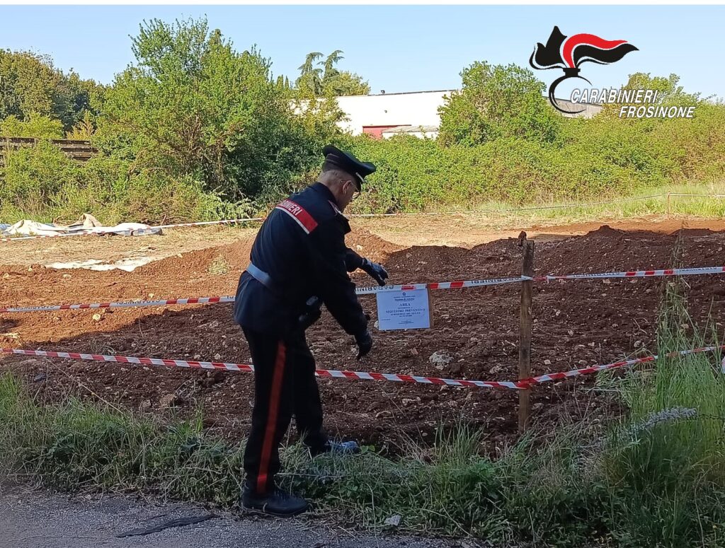 Sorpresi dai carabinieri a interrare mascherine anti-Covid: tre denunciati