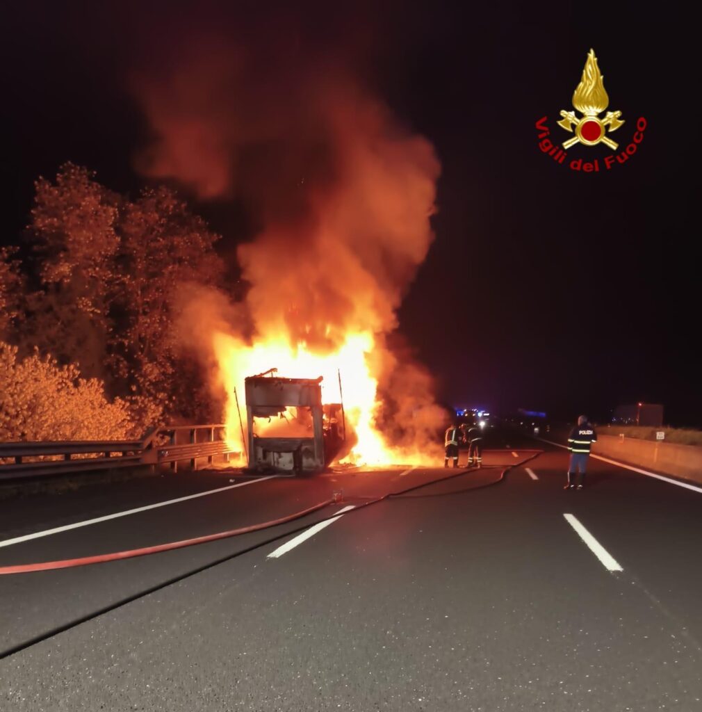 Vigili de fuoco di Frosinone impegnati tutta la notte per incendio di un Tir