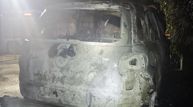 Sora, auto di un avvocato in fiamme nella notte