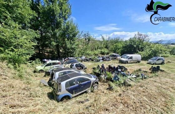 Ripi, scoperto ‘dall’alto’ un pericoloso deposito illegale di auto fuori uso: una persona denunciata