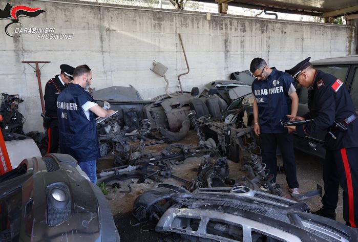 Carrozzeria trasformata in discarica di veicoli fuori uso: maxi sequestro e denunce