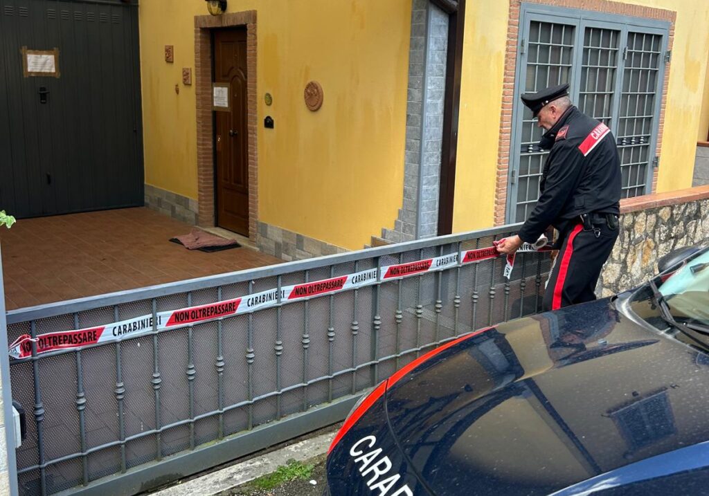 Si barrica in una stanza e chiama il 112: decisivo intervento dei carabinieri. Arrestato un 72enne, la donna è grave