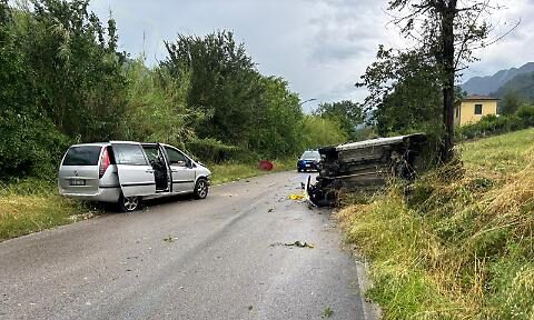 Incidente mortale sotto il nubifragio: muore una donna nello scontro frontale fra due auto, grave un 50enne