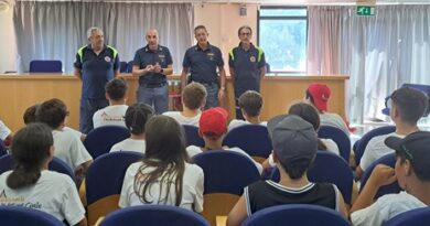 Tra sirene e legalità: i giovani della Protezione Civile in visita alla Questura di Frosinone